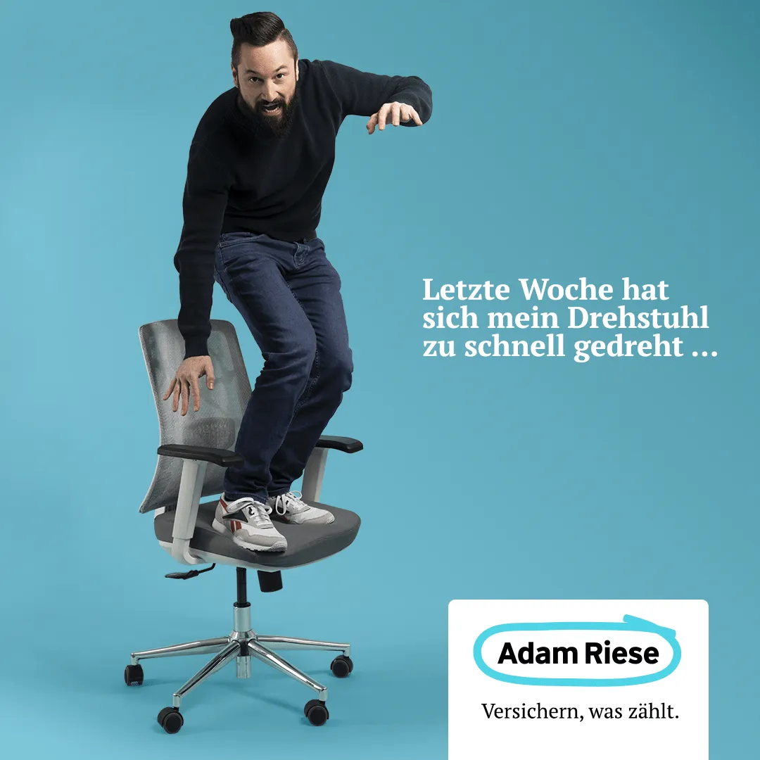 Unser Testimonial Anselm, wie er auf einem Bürostuhl herumturnt. Rechts daneben der Text: "Letzte Woche hat sich mein Drehstuhl zu schnell gedreht ..."