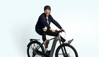 Mann mit Helm auf E-Bike