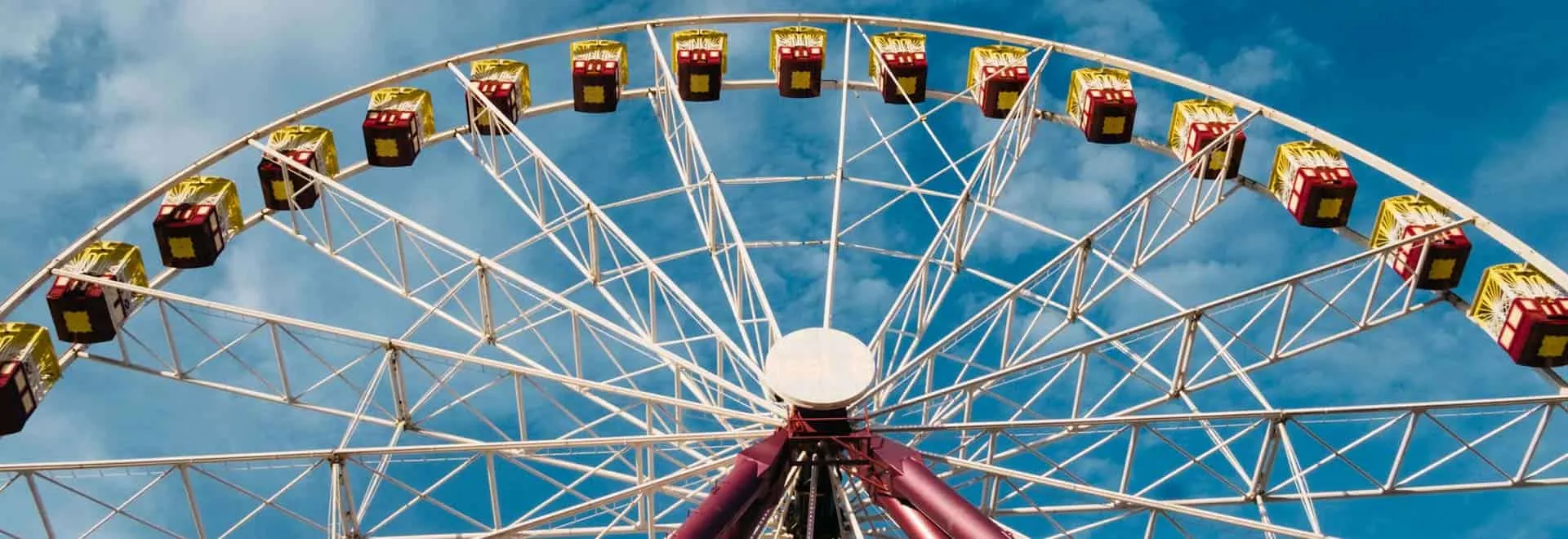 Ein Riesenrad mit blauem Himmel.