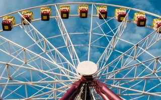 Ein Riesenrad mit blauem Himmel.