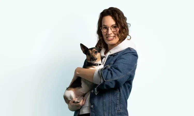 Frau mit Hund auf dem Arm