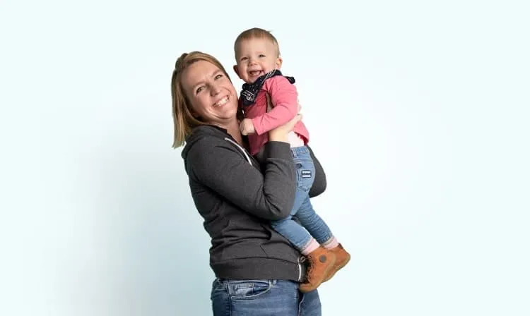 Frau mit Kleinkind auf dem Arm