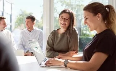 Menschen, die gerade arbeiten und Spaß an ihrer Arbeit haben