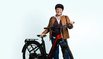 Frau neben ihrem E-Bike